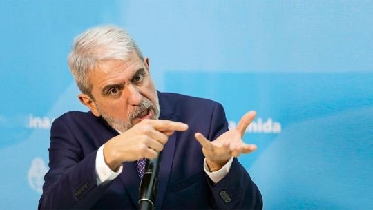 Aníbal Fernández hablando en una conferencia de prensa