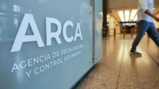 Pantalla de computadora con interfaz de compras internacionales y logo de ARCA