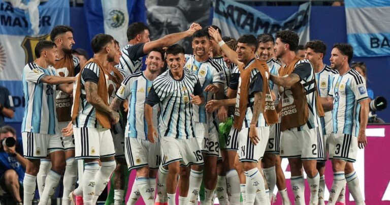 Jugadores de la Selección Argentina y Egipto en el campo de juego durante el Mundial 2026