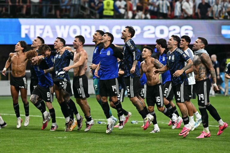 Jugadores de la selección argentina celebrando un gol durante el partido contra Inglaterra en el Mundial 2026