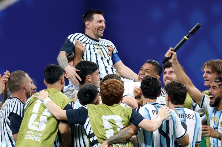 Jugadores de la selección argentina celebrando un gol durante el partido contra Egipto