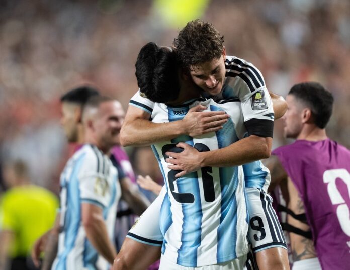 Festejo final del equipo argentino tras el partido contra Suiza en el Mundial 2026