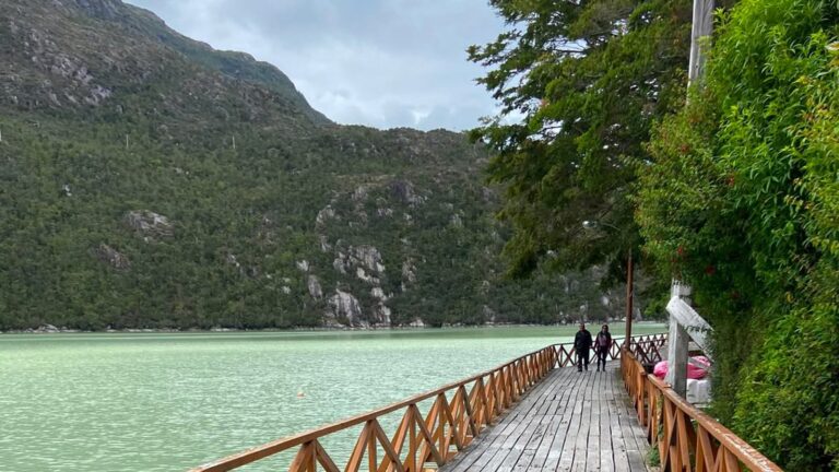 Pasarelas de madera de Caleta Tortel en la Patagonia chilena