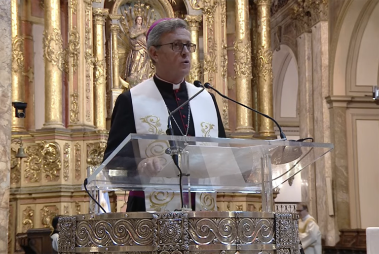 Arzobispo Jorge García Cuerva oficiando homilía en la Catedral de Buenos Aires
