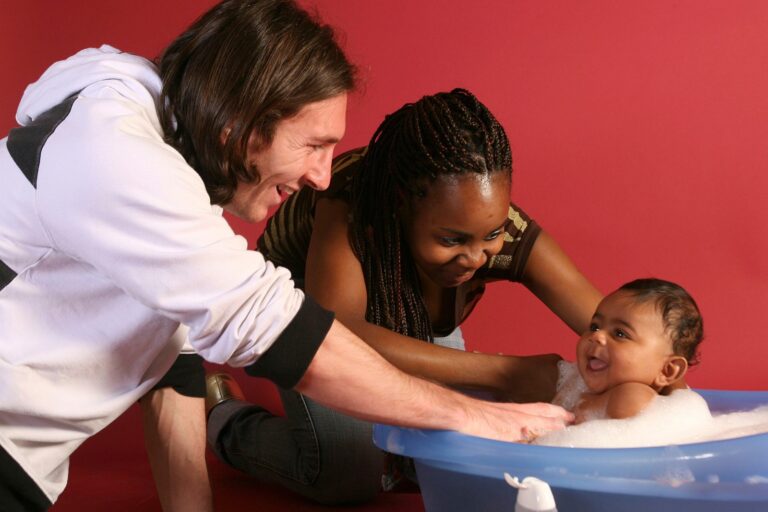 Fotografía de Lionel Messi sosteniendo a un bebé Lamine Yamal en una bañera