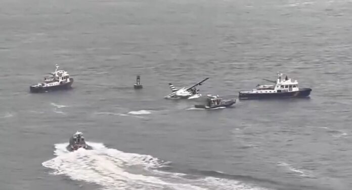 Avioneta en el East River de Nueva York tras un aterrizaje de emergencia