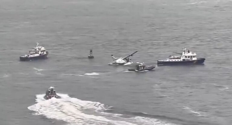 Avioneta en el East River de Nueva York tras un aterrizaje de emergencia