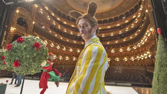 Escenario del Teatro Colón con bailarines durante el ballet Alicia en el País de las Maravillas