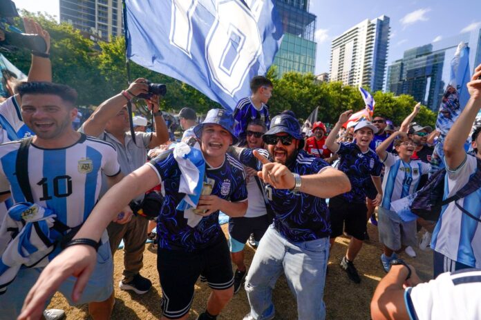 Hinchas argentinos con banderas en Miami Beach antes del partido contra Cabo Verde