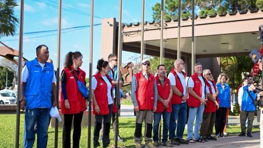 Inauguración de la Bienal Internacional de Esculturas 2026 en Resistencia, con izamiento de banderas y público presente