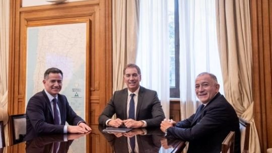 Gabriel Bornoroni, Diego Santilli y Luis Juez posan para una fotografía