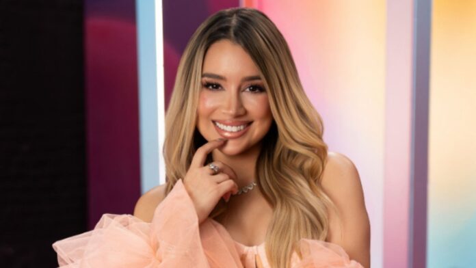 Brianda Deyanara sonriendo frente a cámara