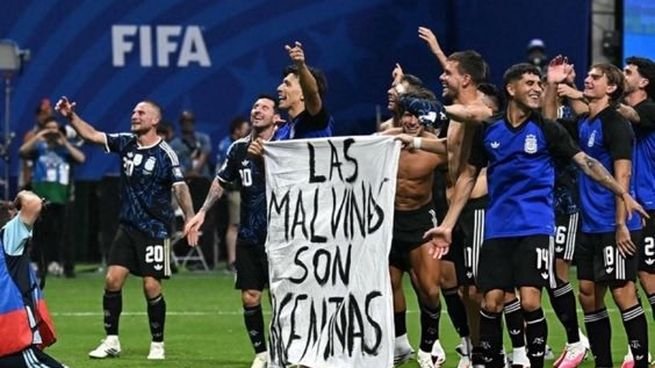 Jugadores argentinos celebrando con bandera de Malvinas