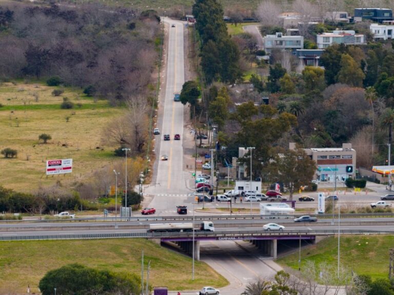 Obra de demarcación vial en la Ruta 4 de Campana