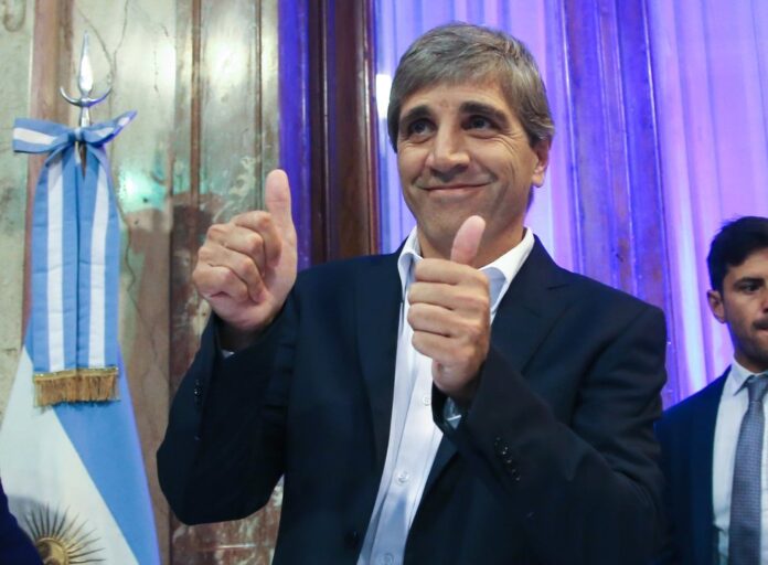 Luis Caputo, ministro de Economía, durante un anuncio oficial