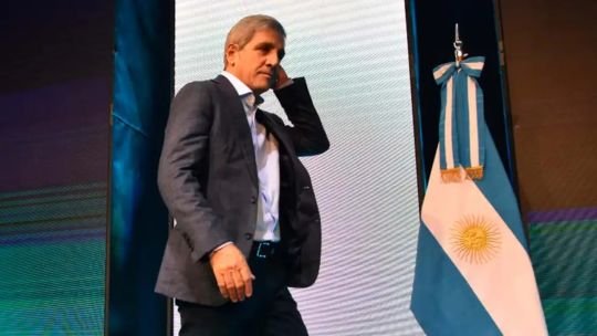 Ministro Luis Caputo anunciando proyecto RIGI