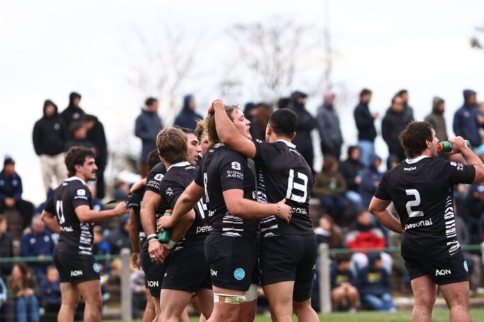 Jugadores del CASI celebrando un try ante Hindú en partido del Top 14 de la URBA