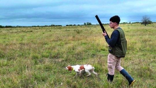 Cazadores con perros de muestra en campo entrerriano durante jornada de caza menor