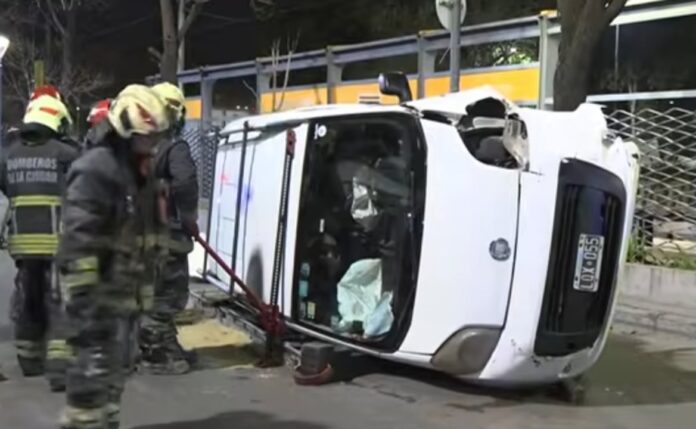 Camioneta volcada en la intersección de Soldado de la Frontera y General Villegas, Villa Lugano