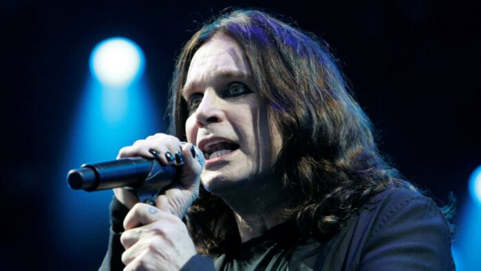 ciudad-natal-de-ozzy-osbourne-celebrara-primer-dia-de-ozzy-1 Ozzy Osbourne durante una presentación en vivo