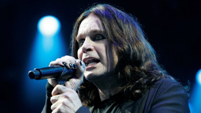 Ozzy Osbourne durante una presentación en vivo