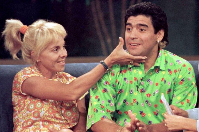 Claudia Villafañe con la camiseta azul de Diego Maradona en el programa La cocina rebelde