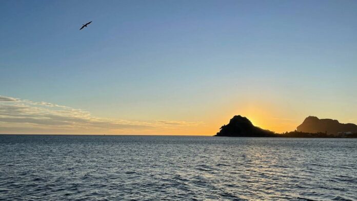 Vista de la ciudad de Mazatlán, Sinaloa, con cielo nublado