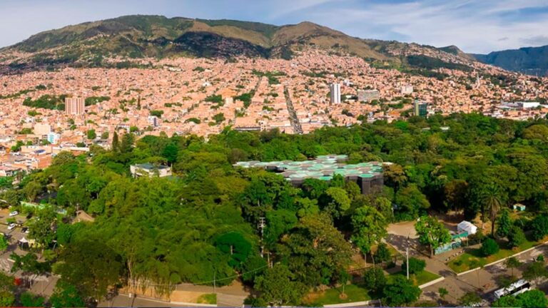 Vista panorámica de Medellín con cielo nublado