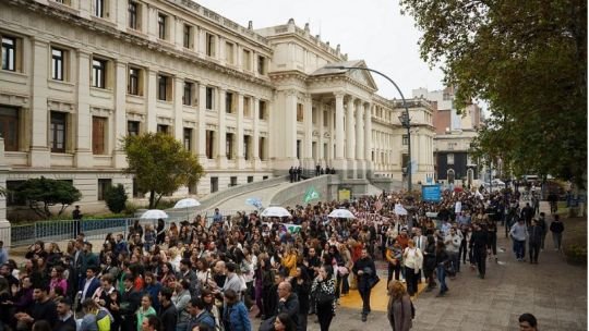 Trabajadores judiciales en asamblea durante conflicto salarial en Córdoba