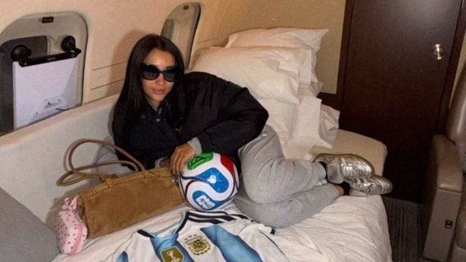 María Becerra en un avión privado con la camiseta de la Selección argentina