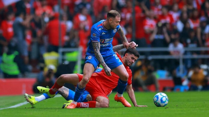 Escudos de Cruz Azul y Toluca enfrentados previo al partido por el Campeón de Campeones 2026