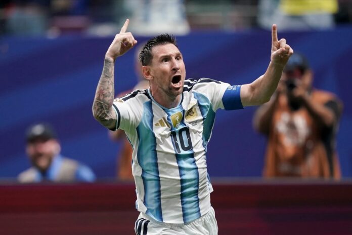 Estadio del Mundial 2026 con banderas de Argentina, Suiza, Noruega e Inglaterra