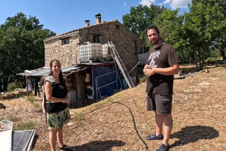 Familia viviendo en un cortijo en el bosque de Jaén con paneles solares