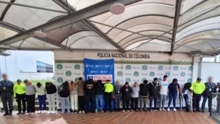 Agentes policiales durante allanamiento en operación contra red de ciberdelincuencia Los Cyber