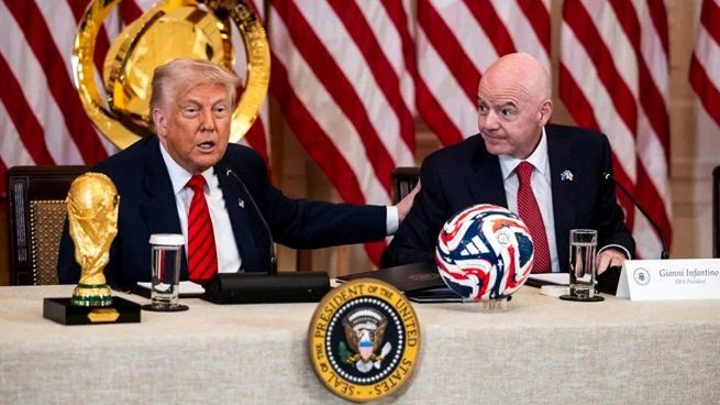 Donald Trump y Gianni Infantino en la entrega del trofeo del Mundial 2026