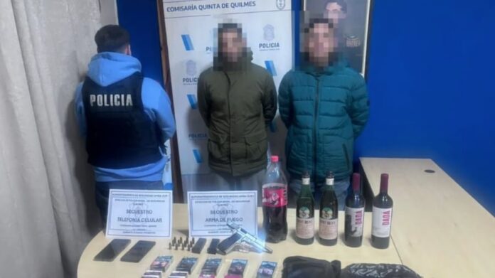 Policía durante allanamiento en Avellaneda por robo a comercio en Bernal Oeste
