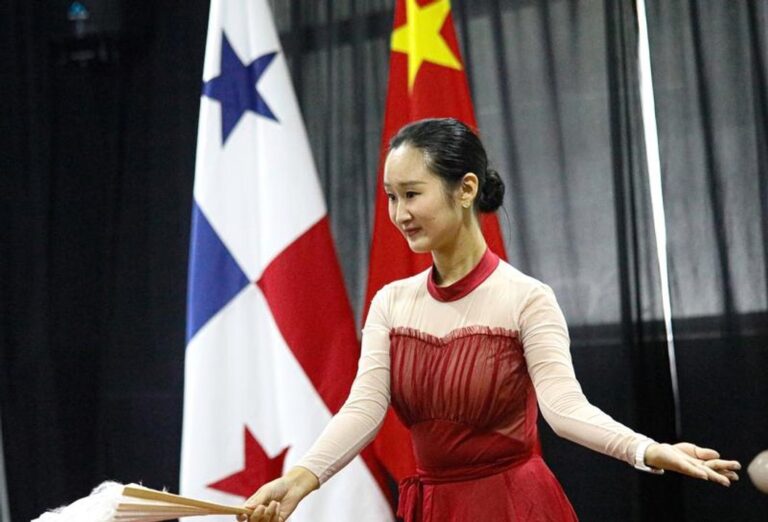 Asistentes en la miniferia cultural de la Embajada de China en Panamá