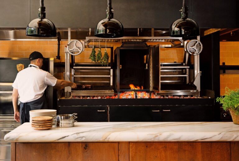 Chef Pablo Rivero en la cocina de su restaurante Graciela en Nueva York