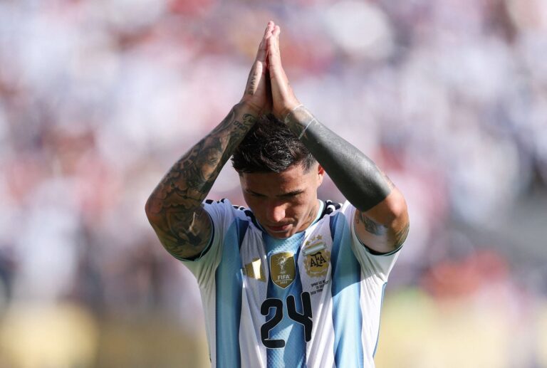 Enzo Fernández con la camiseta de la selección argentina