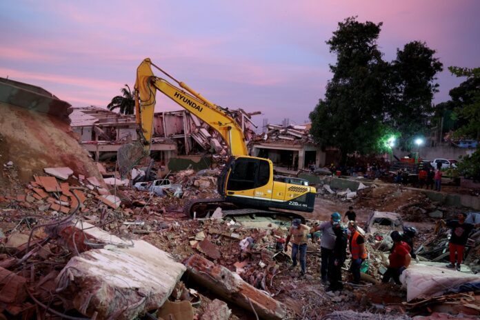 Voluntarios excavan entre escombros tras terremoto en La Guaira, Venezuela