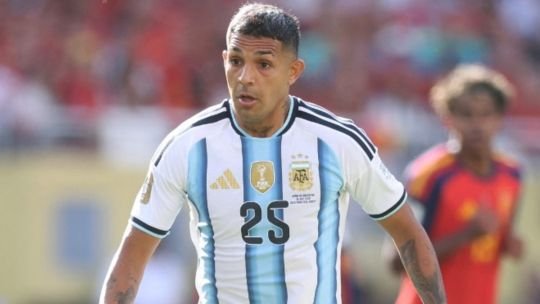 Facundo Medina durante un partido con la Selección Argentina en el Mundial 2026