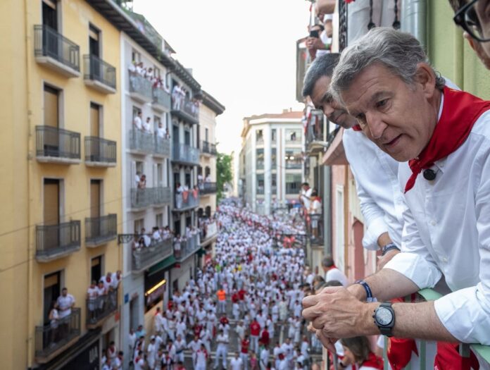 Alberto Núñez Feijóo desde un balcón observa el encierro de San Fermín en Pamplona