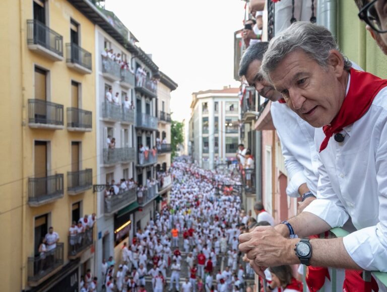 Alberto Núñez Feijóo desde un balcón observa el encierro de San Fermín en Pamplona