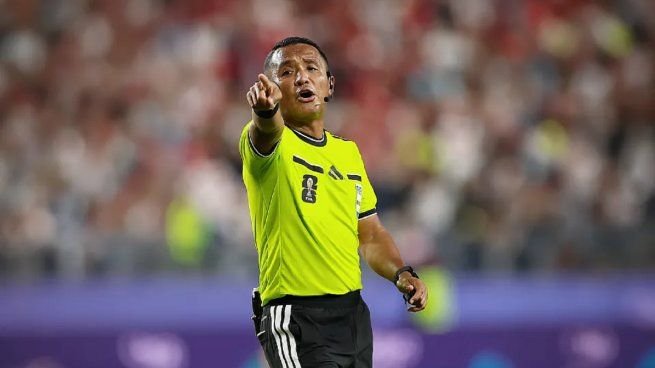 Árbitro Iván Barton durante un partido del Mundial 2026