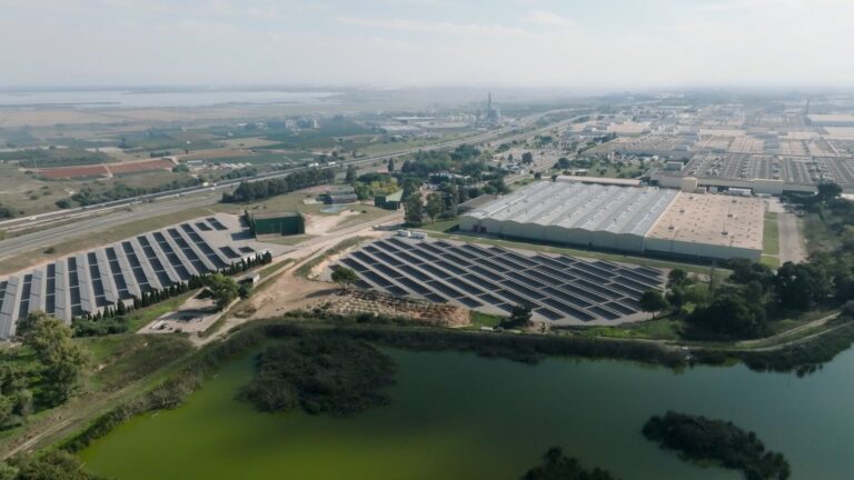 Logo de Ford y Geely junto a silueta de vehículos en planta industrial
