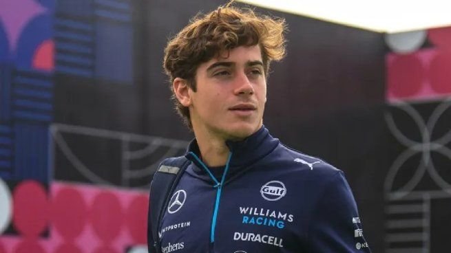 Franco Colapinto con el casco de Williams en la Fórmula 1