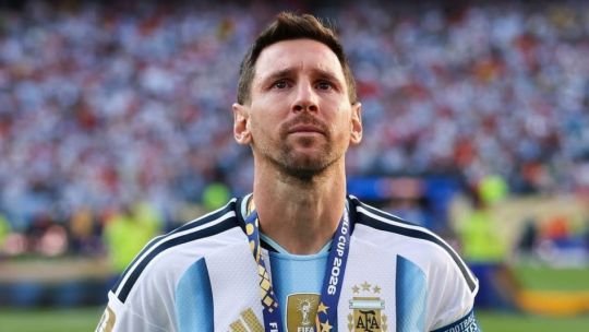 Lionel Messi rodeado de sus compañeros en el vestuario antes de la final del Mundial 2026