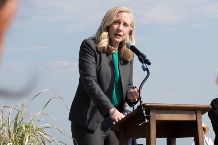 Abigail Spanberger, gobernadora de Virginia, en una conferencia de prensa