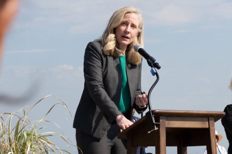 Abigail Spanberger, gobernadora de Virginia, en una conferencia de prensa