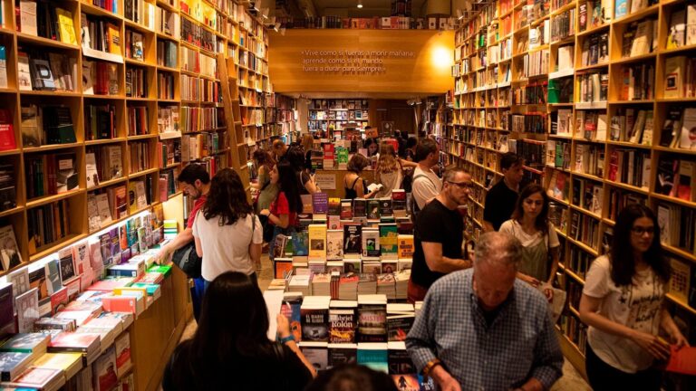 Libros apilados en una librería